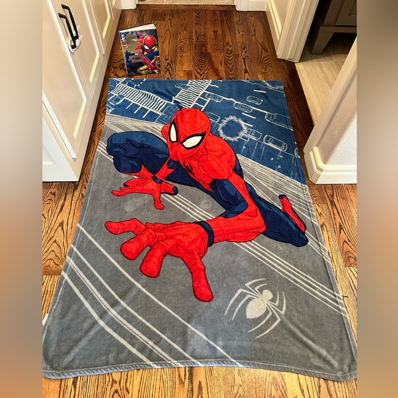 Spiderman blanket and Spiderman 5 Minute Bedtime Stories Bundle - Picture 4 of 6